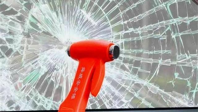  车辆落水|贵州公交车冲进水库，车辆遇险如何自救？这些逃生方法您必须掌握