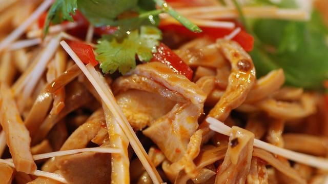  色香味|今天教你在家做麻辣猪蹄，开胃爽口，色香味俱全！