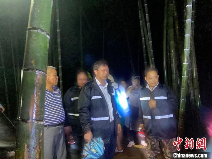 成功|台风夜大山峡谷3小时拉网搜寻 成功找寻劝退32名驴友