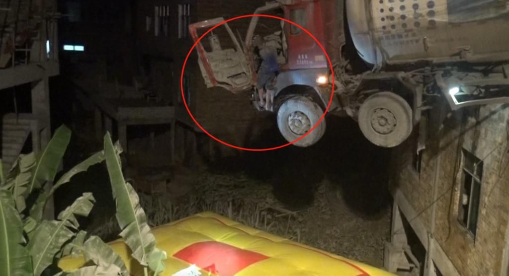  别人|车头悬空！黔西南一司机车子开到别人家房顶上，好惊险！