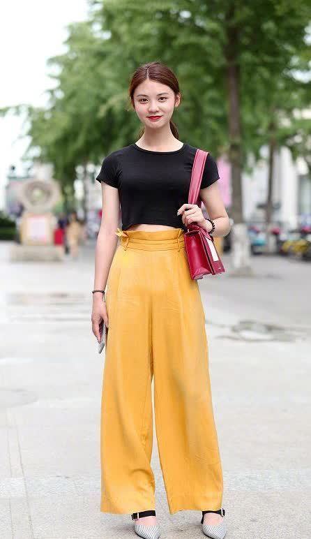 黑色|街拍小姐姐身穿紧身连衣裙,配黑色的小包,看上去是很有气质