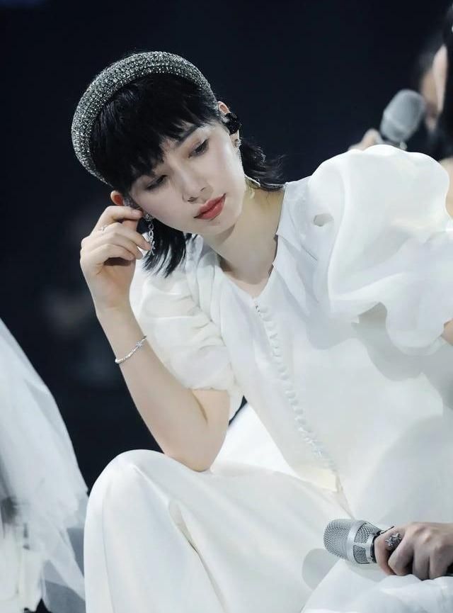  金晨|《浪姐》总决赛姐姐穿婚纱亮相，张雨绮头纱绝美，却被金晨抢风头