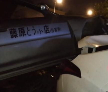  连撞|藤原拓海？男子开轿车突然原地起飞，冲上人行道连撞3辆车