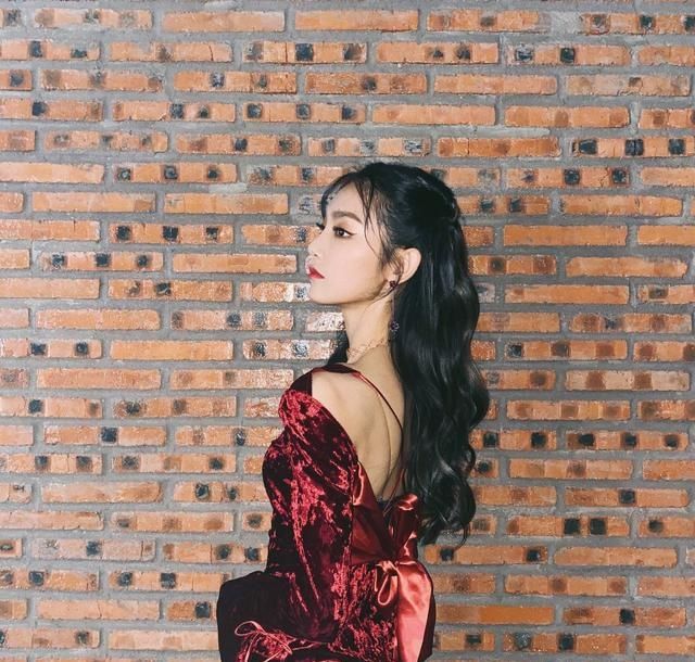  会显得比较|曾可妮女团造型不要太好看，少女心首饰迷人亮眼，减龄穿搭学起来