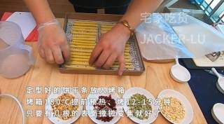 果仁|Pocky巧克力饼干条，甜蜜巧克力外衣，裹上香脆果仁，满满奶香的饼干棒，入口嘎嘣脆。