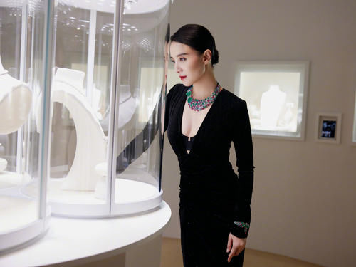 造型|宋佳造型真圈粉，穿丝绒裹身裙复古明艳，真是40＋女性穿搭教科书