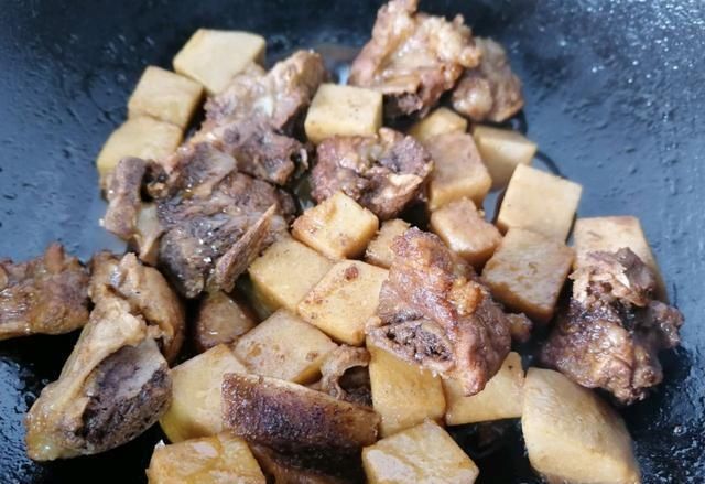 绝配|炖排骨别总放土豆,它才是“绝配”,味道鲜美又补水,秋季别错过