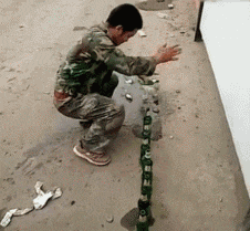  搞笑|搞笑GIF：用闺女钓小龙虾？确定是亲生的吗？