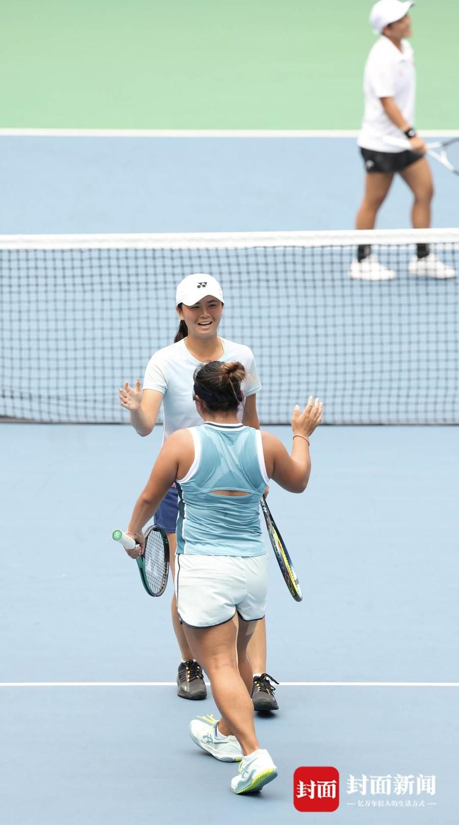 “川渝组合”携手，获得大运会网球女双亚军