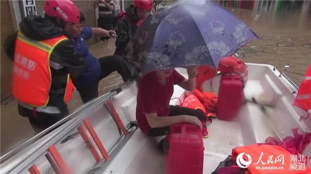 引发|湖北建始：暴雨引发内涝 消防紧急营救转移被困群众近千人