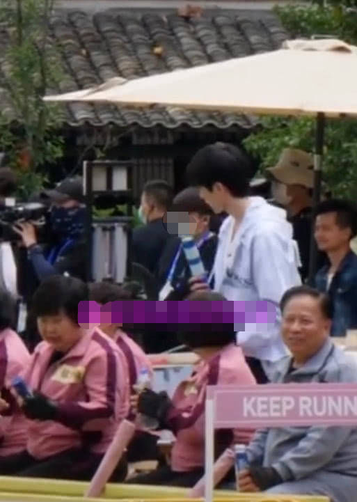 举动|蔡徐坤录跑男帮baby提裙不算啥,看到另一举动,人红是有原因的