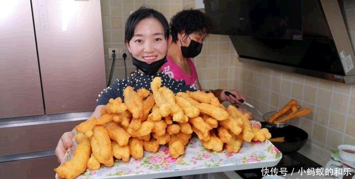 朋友|炸油条时,有人加鸡蛋,有人加泡打粉,其实都不对,教你正确做法