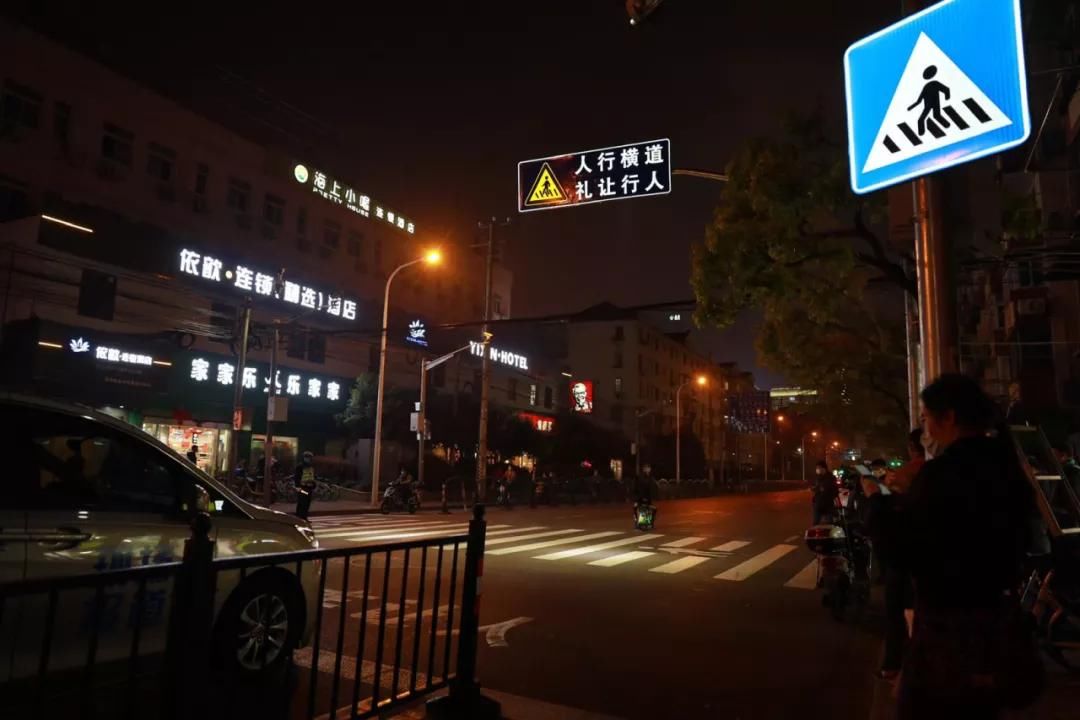 交通设施|首日查获行人交通违法1600起!上海交警听取市民意见,改善优化交通设施