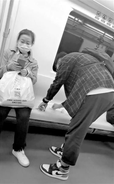 擦拭|暖心小伙擦拭地铁座位污渍:这样的 举手之劳 真的很帅