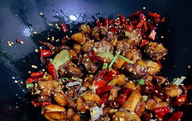 详细|川香辣子鸡,麻辣爽口超过瘾,2个鸡腿做了一大盘,附详细步骤