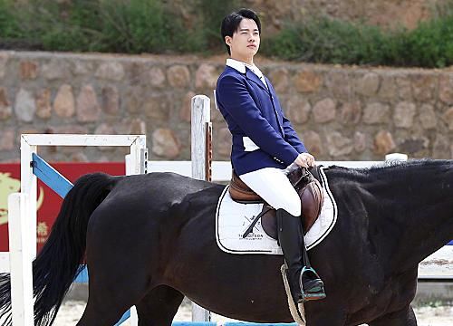  潇洒|《奔跑吧》杀青：baby晒合影，蔡徐坤暖心回复，郭麒麟最潇洒