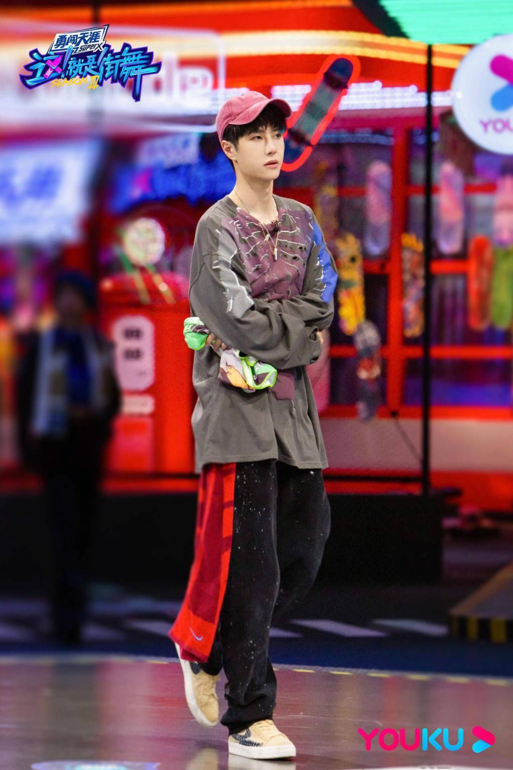  剧照|王一博《这！就是街舞3》剧照公开 今晚围观豹豹队长霸总式选人