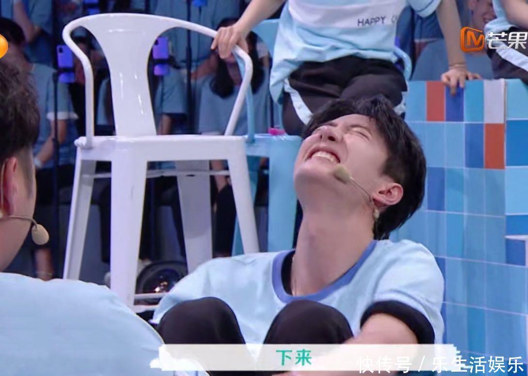  快本|王一博《快本》现场“咬面包”，做游戏笑出表情包，眼角纹太抢镜