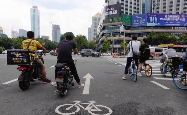 红绿灯|人车分离“斑马线”现身CBD,你选择什么方式过马路?