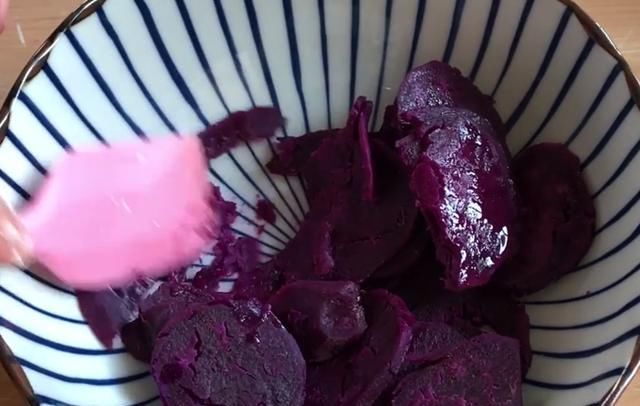  奶香|孩子爱吃的奶香紫薯小馒头，甜香绵软，简单营养，老少皆宜的美食