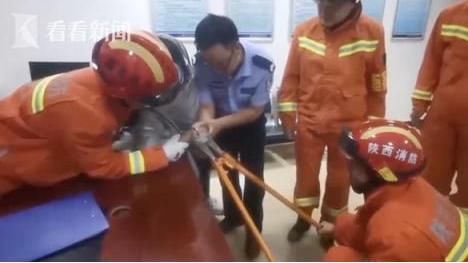 有个|“喂,119吗?我是110,我们有个手铐打不开了……”