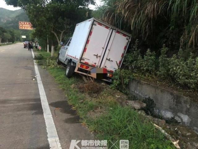 男子|为了拿到新鲜海鲜,临海一男子码头等一夜,凌晨回家疲劳驾驶撞行道树