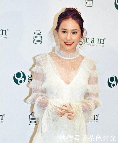 千金|何超莲号称最美千金,穿薄纱连衣裙名媛气质出众,真给三房长脸了