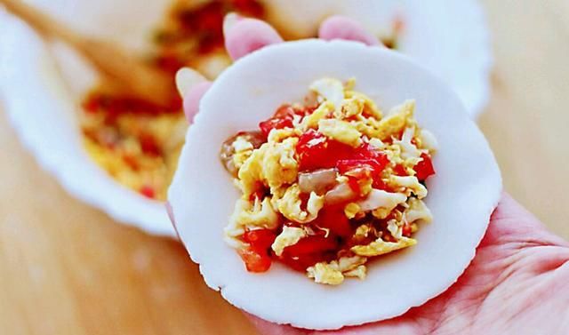 包好|用西红柿包饺子,看酒店厨师怎么操作,简单几下就包好,好吃