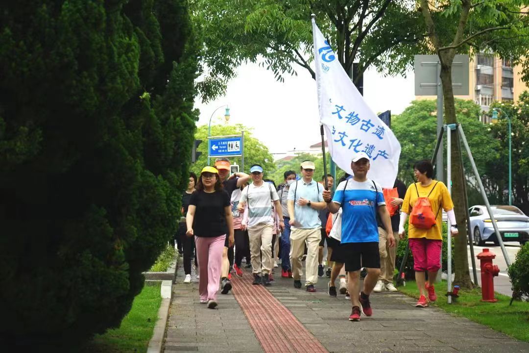 让辖区居民走近文物、了解文物、保护文物， 金山区石化街道这个“健步走” 在一个个文物点打卡