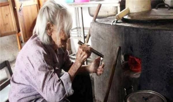 生活|孤寡老人丈夫女儿早逝，天天吃咸菜度日，死后遗产6人清点3小时