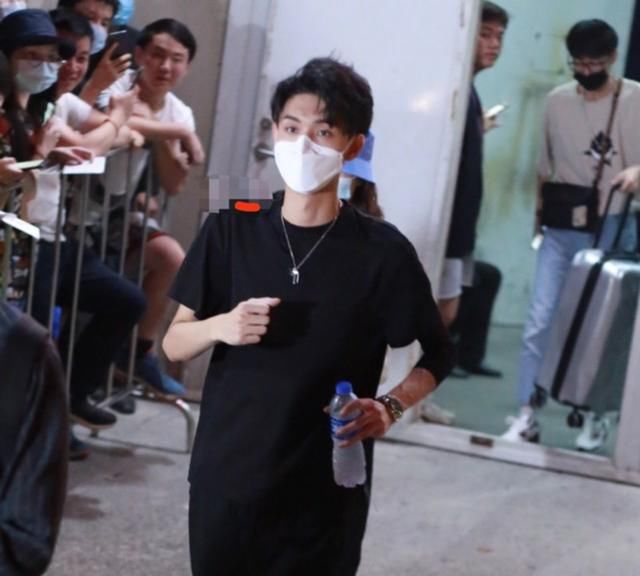  打入|德云社业务扩展！秦霄贤打入女团内部，网友：是去教女团说相声？