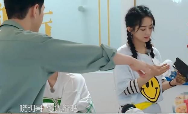  细节|赵丽颖中餐厅首秀，暴露了3个小细节，网友：一看就是贤妻良母