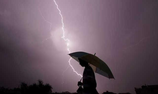 男子|柬埔寨男子刚走出门就被雷劈,失去意识5分钟