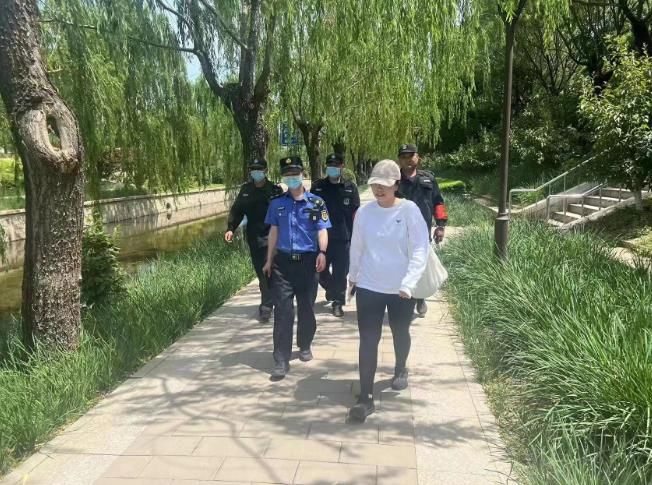 北京朝阳小关执法队开展不文明游园行为专项整治行动  第1张