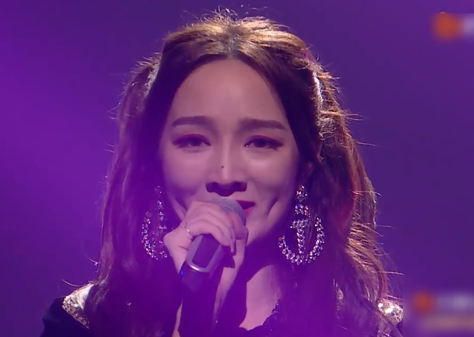  令人|《浪姐》孟佳逆袭成功出道，却哭成泪人，得知原因令人心酸