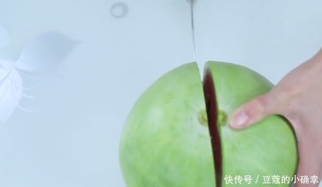 中薪|靓妹用7块钱买了一个西瓜,一刀劈开那一刻,发现被坑了