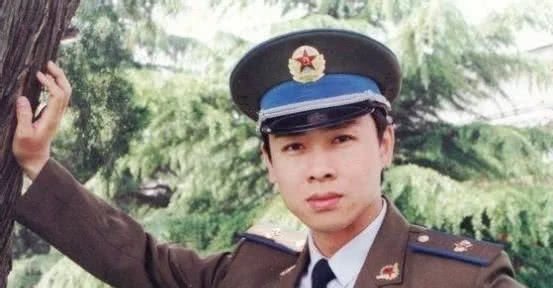 孩子|他出道就是巅峰,曾和原配妻子闹过3次离婚,如今依然相守至今