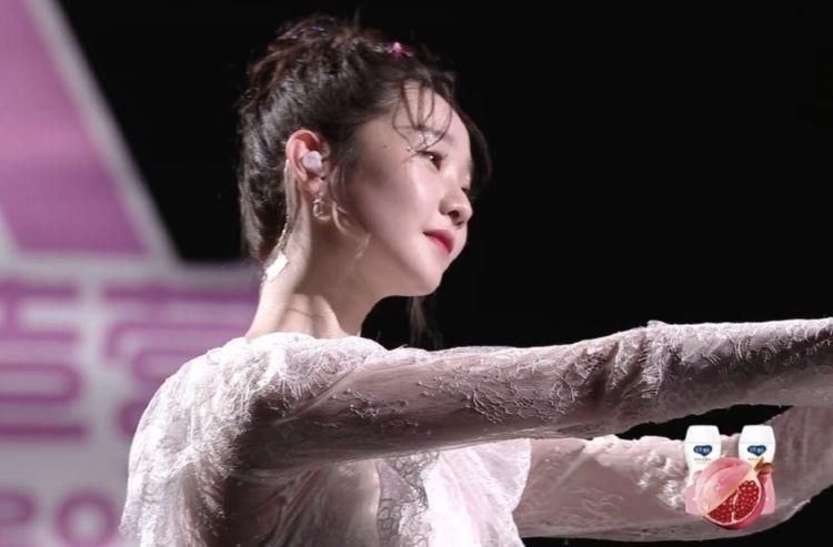  陈卓璇|张艺凡总决赛被扛下舞台，受伤严重导致团舞取消，陈卓璇蹲地安慰