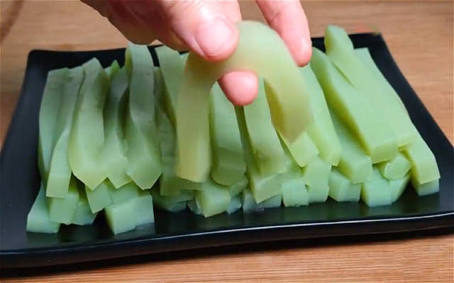 豌豆淀粉|夏天来了,教你黄瓜很清爽的做法,吃起来爽滑又Q弹