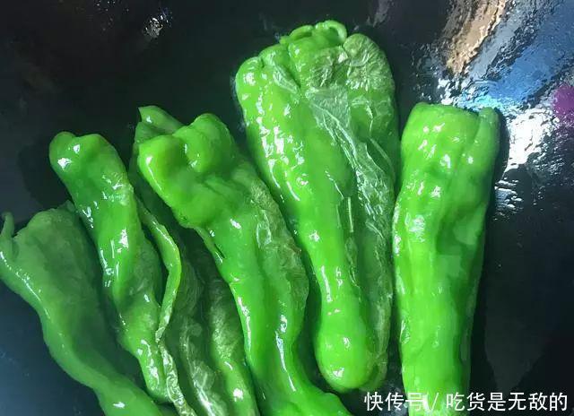入味|饭店大厨透露做虎皮青椒,别直接下油锅否则不“起皮”不入味