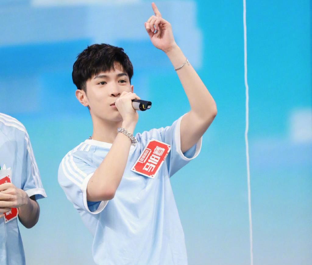  欢乐|快乐大本营欢乐时刻，周震南打嗝，粉丝：R1SE是没有偶像包袱的