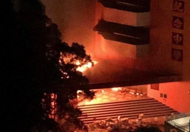  洗脑|被煽暴文宣“洗脑”，黑暴学生砸烧中学，港警拘捕4人