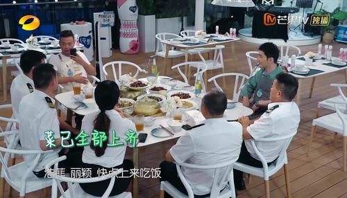  吃饭|《中餐厅》赵丽颖有情绪直接不理客人惹争议，请船员吃饭连走两次