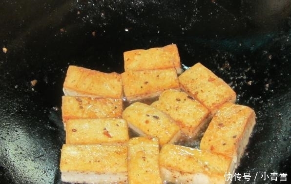 油锅|煎豆腐时, 不要直接下油锅, 多加这一步, 煎的豆腐不碎不粘锅!