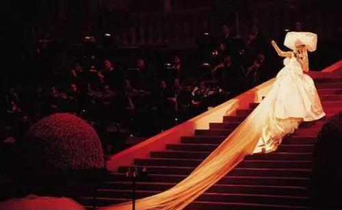 张含韵|李斯组集体婚纱,张雨绮惊艳张含韵甜美,李斯丹妮却像个铁憨憨