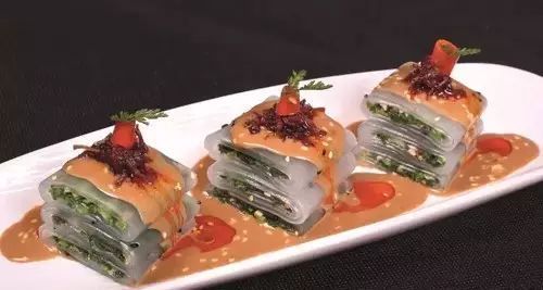  美食|精选美食: 酸豆角排骨、红烧牛肚皮、跳汁千层蹄、江南荠菜粉皮的做法