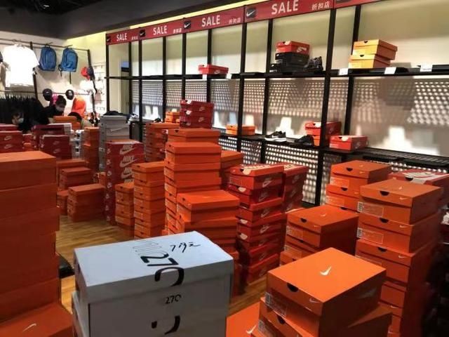 扣留|“耐克换季折扣店”里查出千余件假耐克！3名当事人被扣留