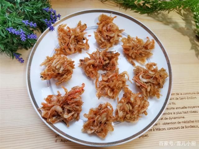  用汤匙舀出|小河虾煮着吃、炒着吃太小，这样做最香，老公特别喜欢吃的下酒菜