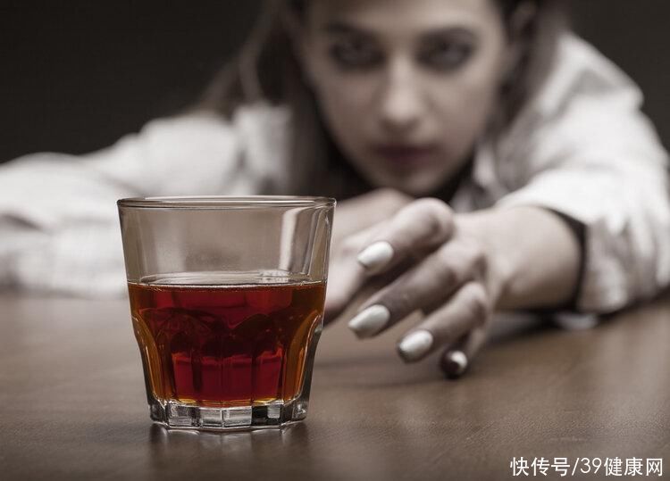 不抽烟不喝酒能延长寿命吗(烟酒不沾寿命更短？北大研究：不抽烟、不喝酒可大幅延长国人寿命)