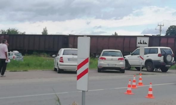  轿车|塞尔维亚一货运列车与轿车相撞 致一家4口2死2伤